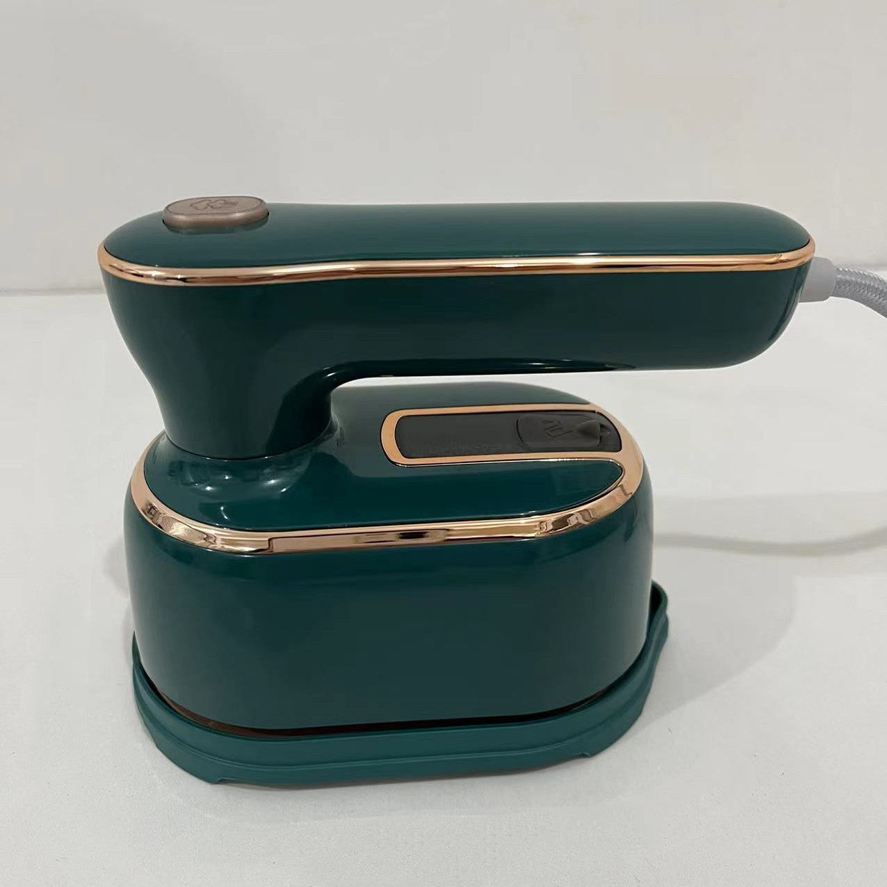 "Portable Steam Iron for Travel & Home – Fast Heat-Up, Wrinkle-Free Clothes Anywhere!"